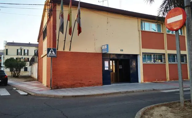 Estado actual del edificio de la Policía Local en la avenida del Pilar. /E. Domeque