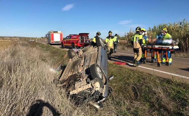 Los bomberos intervienen en un accidente de tráfico en el que ha resultado herido un hombre de 56 años