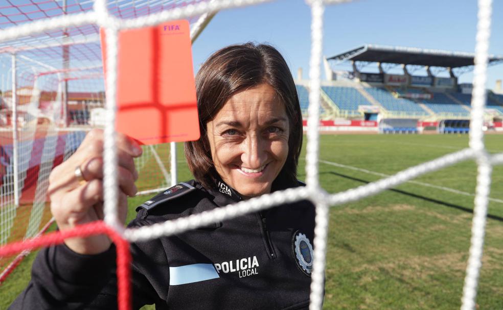 Paloma Quintero Siles compagina actualmente la profesión como Policía Local en Don Benito con la de Referee Observer de UEFA. /E. Domeque