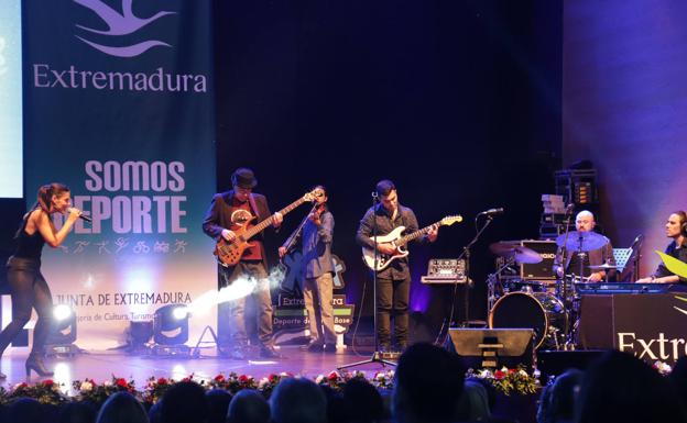 La gala comenzó con una versión de la canción de Robe Iniesta.