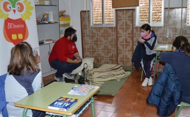 Amal y Minerva acercan a los colegios el pueblo saharaui