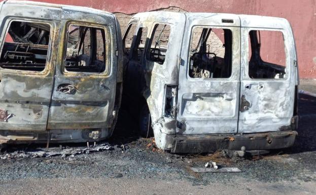 Dos vehículos terminan calcinados en el aparcamiento del antiguo hospicio