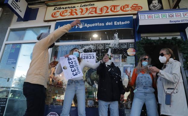 La administración de Alonso Martín reparte 20.000 euros con un décimo del 42833