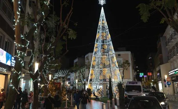 Las luces navideñas vuelven a ser un impulso para el comercio local. /HOY