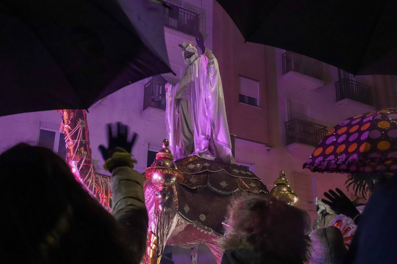 La lluvia no resta ilusión a la cabalgata de Reyes en Don Benito