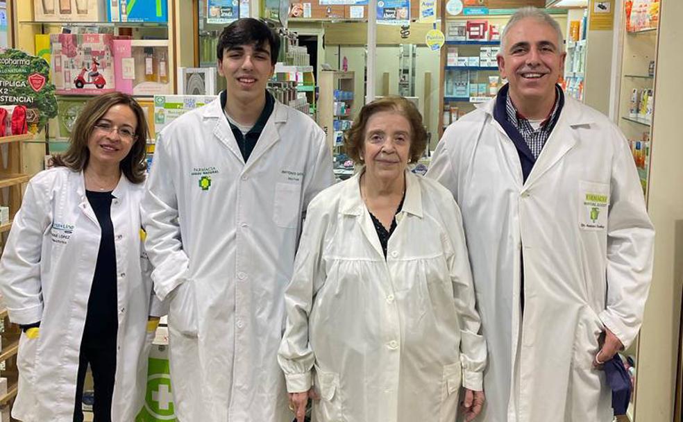 Los cuatro farmacéuticos, una jubilada, dos en activo y uno en proyecto, todos formados en la Complutense de Madrid. /