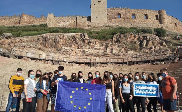 El instituto Luis Chamizo 'visita' Francia y enseña Extremadura