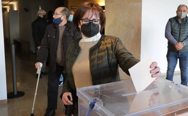 Angelines Rasero, primera votante de la consulta popular en Don Benito