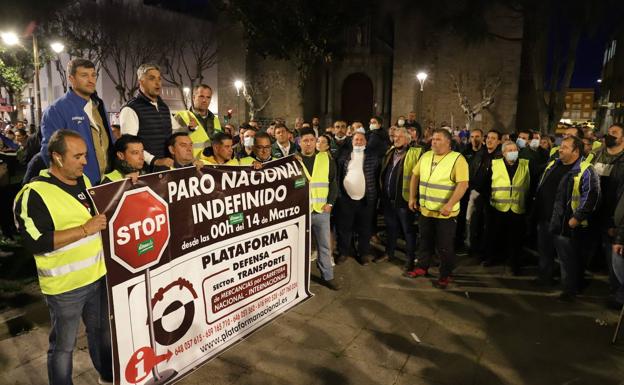 Los transportistas llevan sus reivindicaciones a la plaza de España de Don Benito