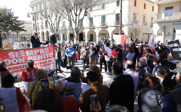 La concentración se ha celebrado en la plaza de España. /E. DOMEQUE