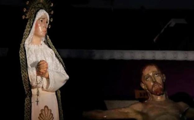 La Semana Santa comienza con el viacrucis parroquial presidido el Cristo del Amor y la Virgen del Silencio