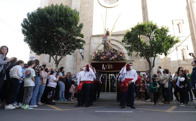 Salida de la procesión desde la parroquia de San Juan. /E. DOMEQUE