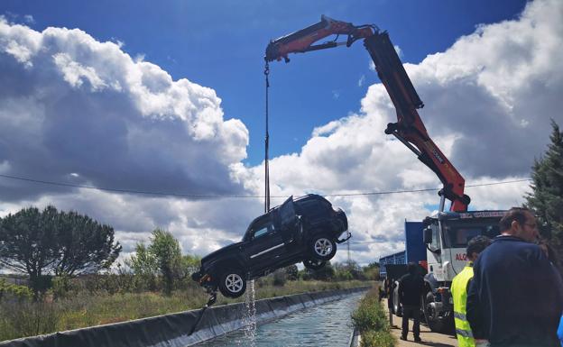 Aparatoso accidente en el canal del Zújar a su paso por Don Benito