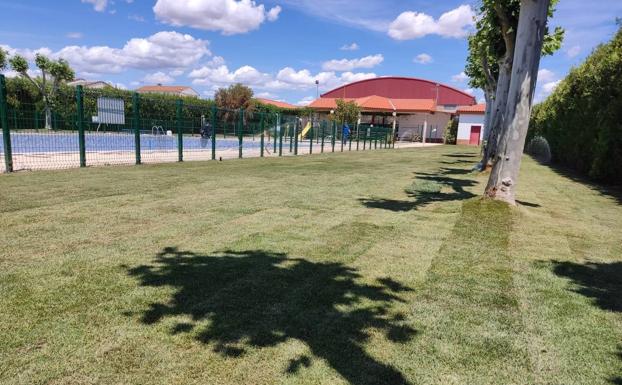 La piscina municipal de Vivares se prepara para sus vecinos. 
