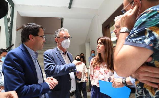 Gallardo y Quintana, junto a María Lozano, charlan con los portavoces del PP. /E. DOMEQUE