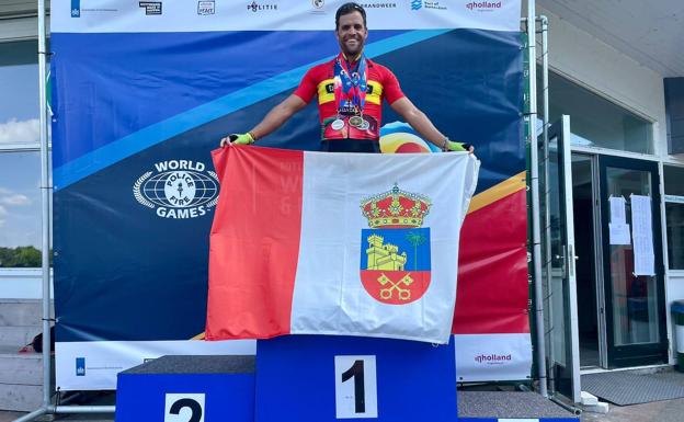 Javier Sánchez Cidoncha posa con sus tres medallas. /HOY