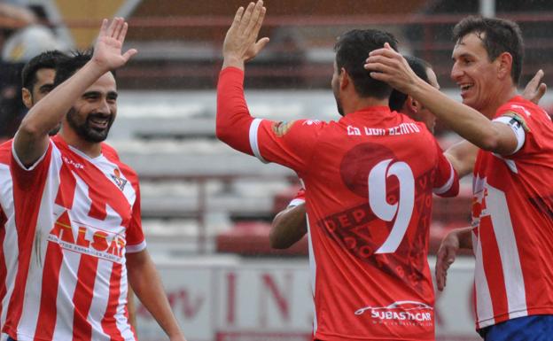 Gonzalo (izquierda) y Patri (derecha) celebran un gol en su etapa con el Don Benito. 