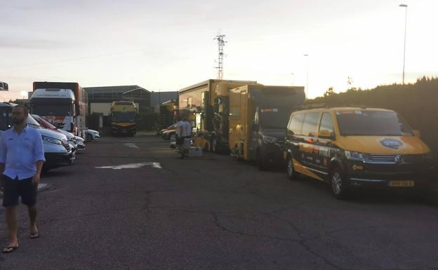 Vehículos de los equipos en el aparcamiento del hotel Vegas Altas. 