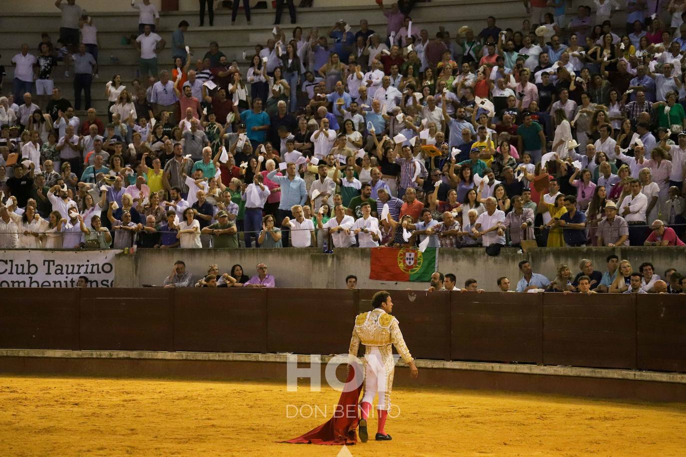 Corrida de toros mixta en la plaza de toros de Don Benito con motivo del día de Extremadura. 