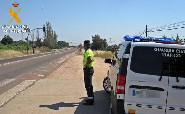 La Guardia Civil intercepta en la N-430 a un conductor que superaba en cuatro veces la tasa de alcohol permitida