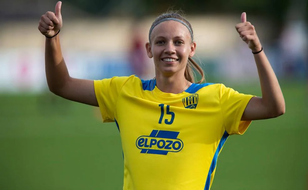 La futbolista dombenitense Raquel Morcillo juega en el Alhama ElPozo. /ALHAMA
