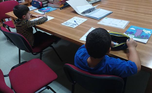 Una veintena de escolares recibe clases particulares gratuitas en Vivares