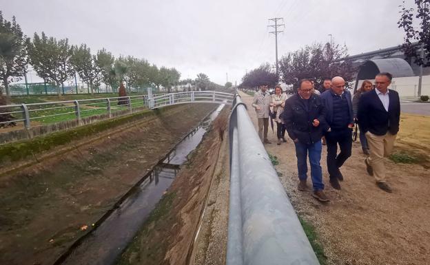 Autoridades municipales y de la CHG visitaron ayer este tramo del canal del Zújar. /E. DOMEQUE