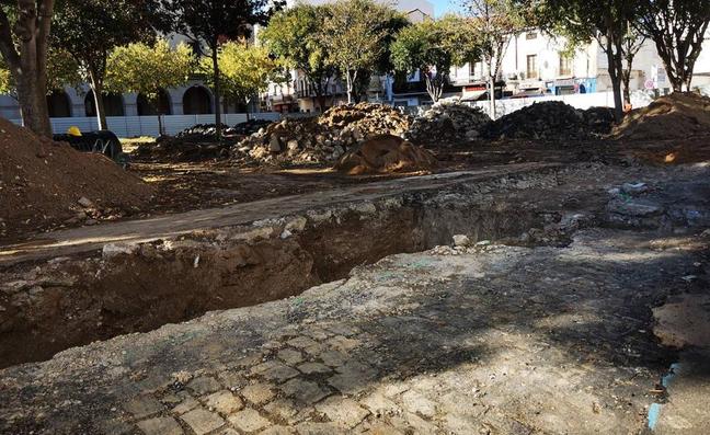 Estado actual de las obras en la zona que se encuentra frente a la iglesia de Santiago./E. DOMEQUE