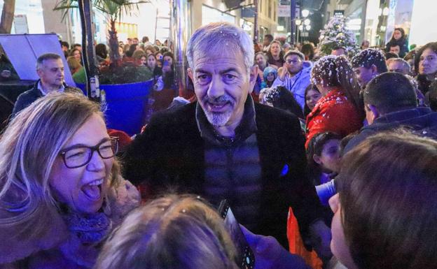 Carlos Sobera enciende la Navidad con un acto de color, música y algo de lluvia