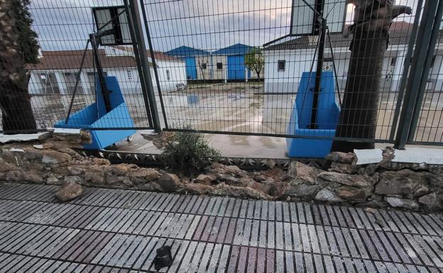 Un vehículo choca contra el muro del colegio Nuestra Señora de Guadalupe