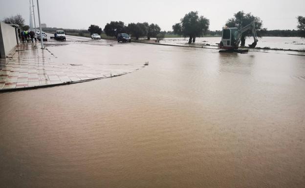El desbordamiento del Arroyo del Campo provoca inundaciones en el entorno de la antigua harinera