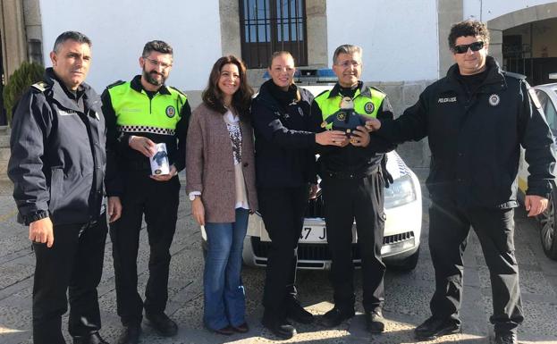 El tigre que lucha contra el cáncer llegó a Fregenal de la mano de la Policía Local
