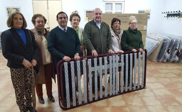 La Asociación de Nuestra Señora de los Remedios cede a Cáritas las ocho camas adquiridas tras la Jornada de Caridad