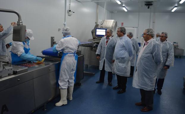 El presidente de la Junta inauguró la ampliación de Lonchiber en Higuera la Real