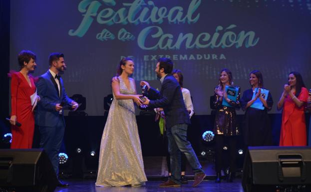 Una dulce y espectacular Marta Carretero consigue el Micrófono de Plata en el Festival de la Canción de Extremadura