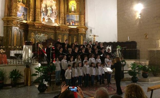 Escolanía y Coral Frexnense cerraron su año musical en Alburquerque