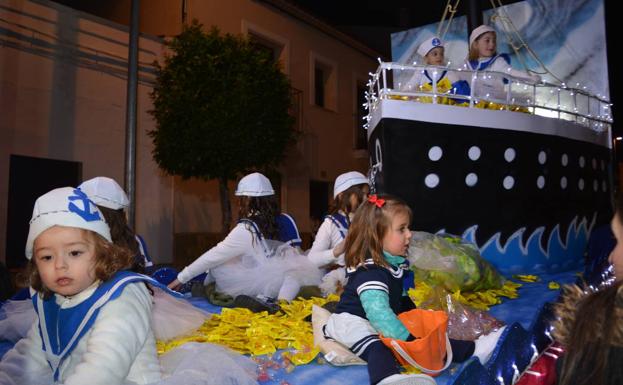 1200 kg. de caramelos, 20.000 bolsas de frutos secos y 300 balones se lanzaban en la Cabalgata de Fregenal