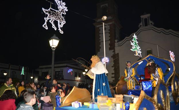 En Bodonal de la Sierra los Reyes repartían regalos en la Casa de la Cultura