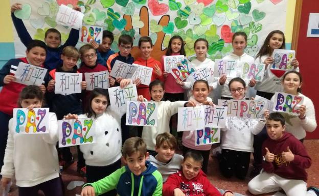 Los alumnos del CEIP San Francisco celebran el Día de la Paz