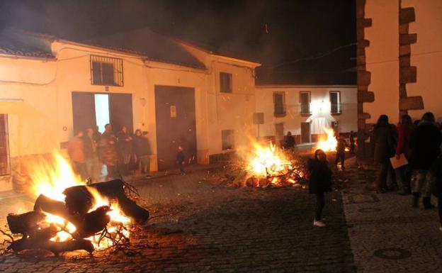El grupo 'La Empresa' gana el concurso de candelas de Bodonal de la Sierra