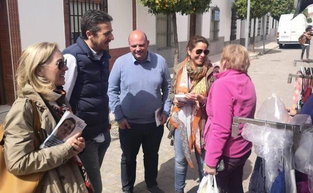 El candidato número uno del PP al Congreso por Badajoz, Víctor Píriz, ha visitado Fregenal de la Sierra, y otras localidades de la comarca