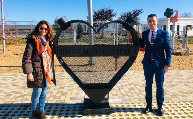 Caja rural de Extremadura dona al ayuntamiento de Fregenal de la Sierra un corazón solidario