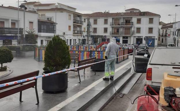 Los operarios de la Diputación de Badajoz continúan con la limpieza de las calles de Fregenal
