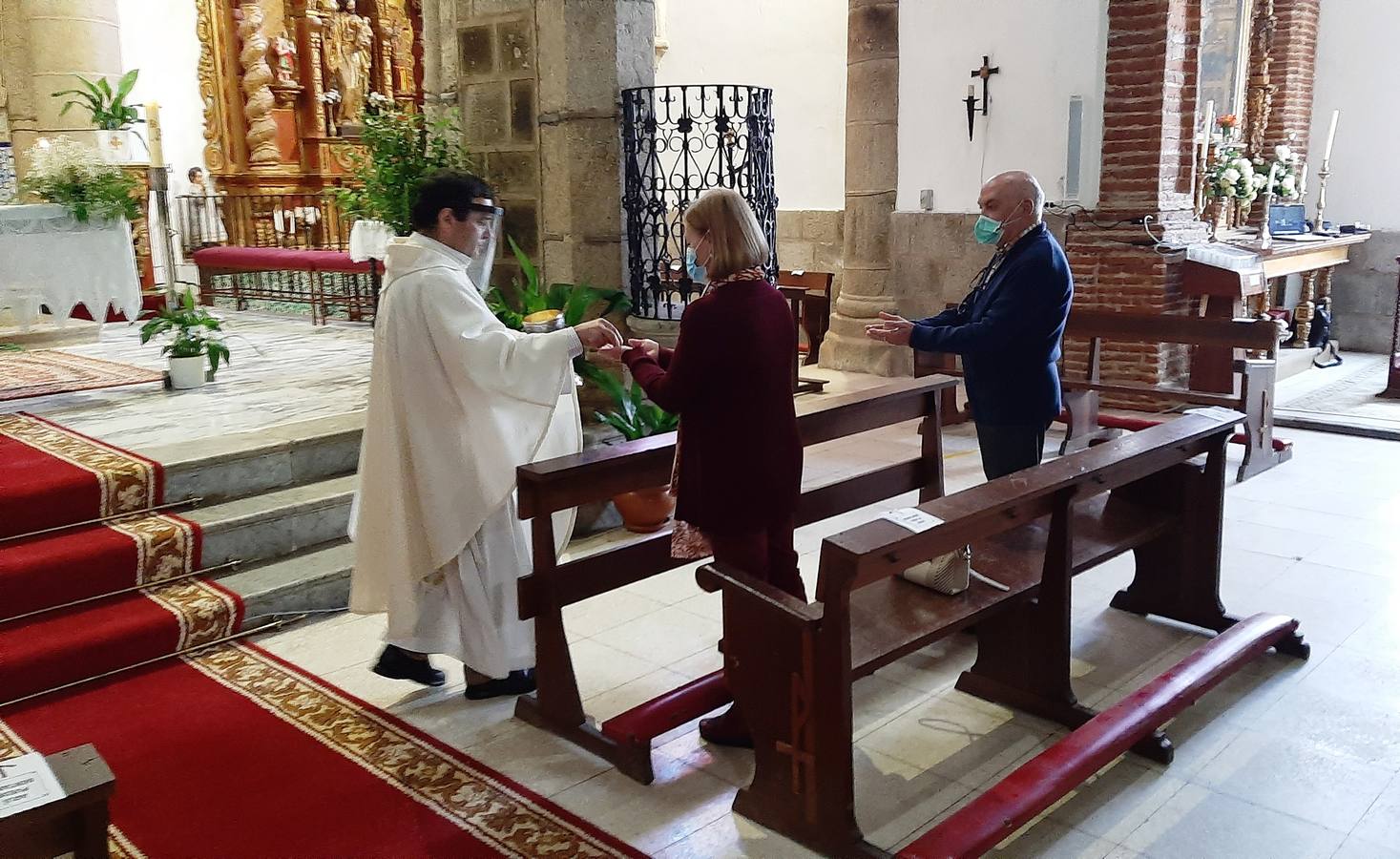 Santa Catalina abre las puertas a los feligreses