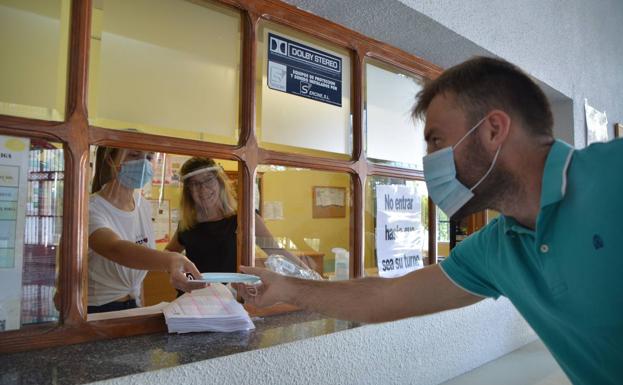 El Ayuntamiento reparte una mascarilla a cada frexnense