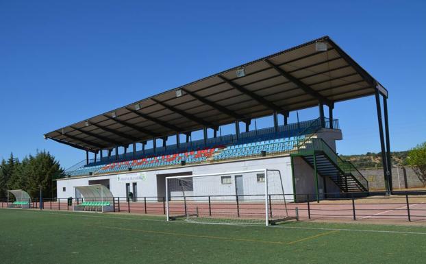 El PSOE considera temerarias las obras en las gradas del campo de fútbol