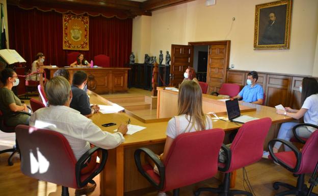 El pleno da luz verde a la relación de puestos de trabajo acordada entre Gobierno y oposición
