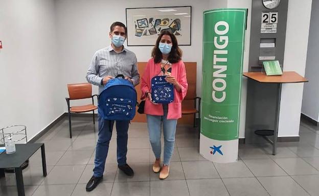 Caixabank dona material escolar para las familias vulnerables en Fregenal