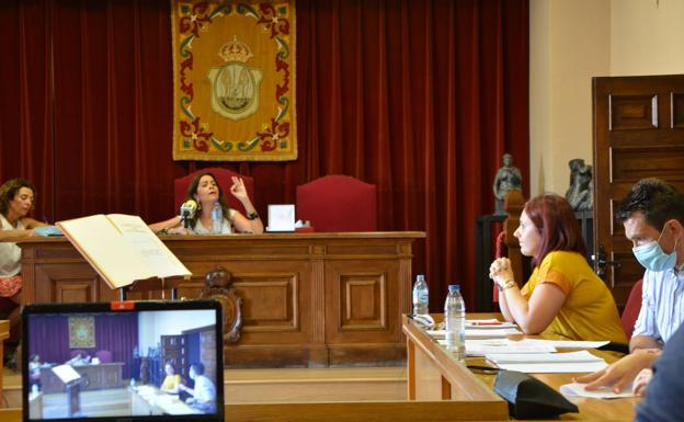 La recogida de ropa usada y el festejo taurino enfrentan a gobierno y oposición