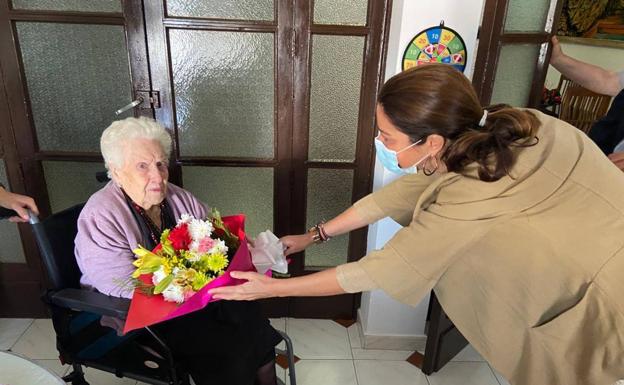 Homenaje del Ayuntamiento a la abuela y abuelo de mayor edad